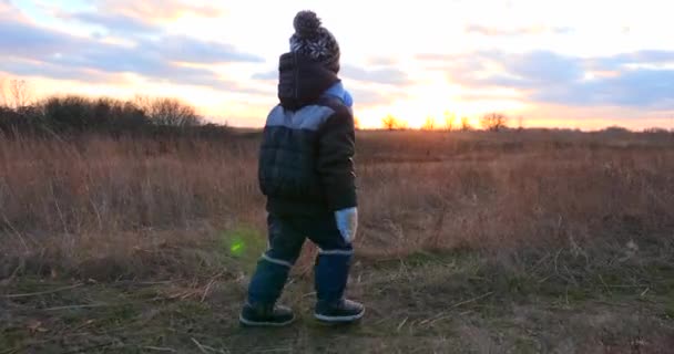 フィールド トレイルに沿って走る子供の追跡 冬の秋の夜 田園風景区 — ストック動画