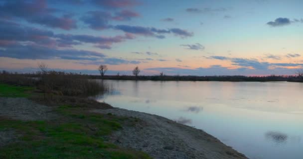 Piękny Zachmurzony Zachód Słońca Nad Rzeką Krajobraz Wiejski Scena Wsi — Wideo stockowe