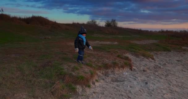 Kind Geht Denken Flussnähe Beobachten Sonnenuntergang Sky Reflection Water Malerische — Stockvideo