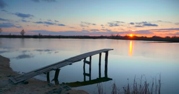 Дерев Яний Риболовецький Пірс Березі Річки Понд Scenic Picturesque Sunset — стокове відео