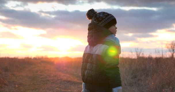 Suivre Sentier Randonnée Pédestre Pour Enfants Soir Hiver Paysage Rural — Video