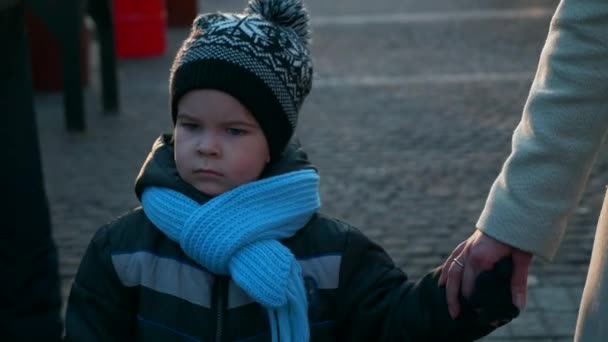 Mor Med Barn Juletur Ser Seg Rundt Vinterferie God Kveld – stockvideo