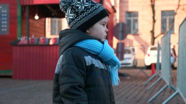 Triste Niño Serio Para Mirando Mirando Vida Ciudad Percibiendo Tráfico — Vídeos de Stock