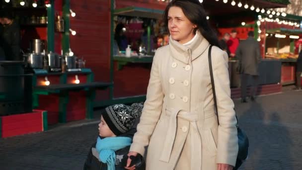 어머니와 어머니는 크리스마스 마켓걷기와 주위를 둘러보고 겨울홀리데이 이브닝 스트리트 파운드 — 비디오