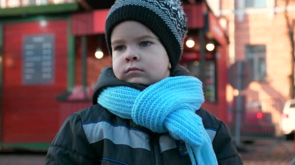 Triste Niño Serio Para Mirando Mirando Vida Ciudad Percibiendo Tráfico — Vídeos de Stock