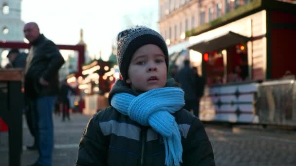 迷失的孩子一个人在圣诞市场走来走去 夜城2X慢动作60 Fps — 图库视频影像