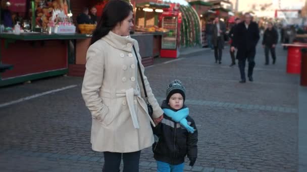 Madre Con Niño Mercado Navidad Caminando Mirando Alrededor Vacaciones Invierno — Vídeos de Stock
