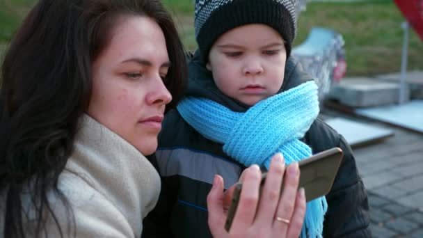 Matka Showing Son Właśnie Zrobił Zdjęcia Smartfonem Pobliżu 2020 Nowy — Wideo stockowe