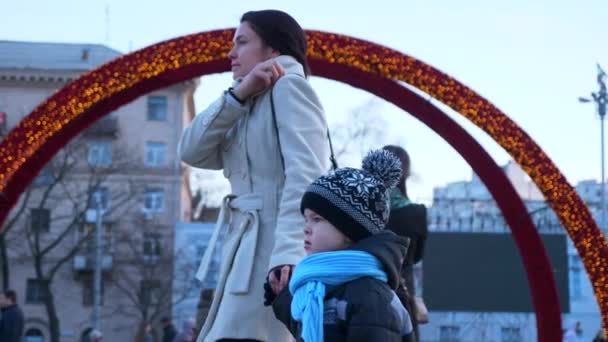 Matka Dzieckiem Bożonarodzeniowym Targu Spaceruje Rozgląda Się Zimowe Wakacje Wieczorna — Wideo stockowe