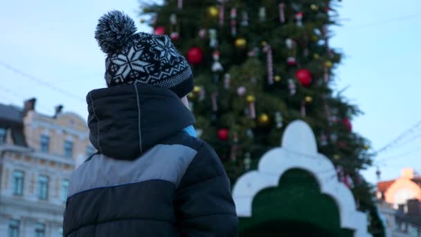Kisgyerek Nézi Karácsonyfát Téli Ünnepek Este City Square Lassú Mozgás — Stock videók