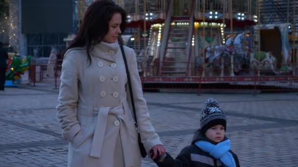 Madre Con Niño Mercado Navidad Caminando Mirando Alrededor Vacaciones Invierno — Vídeos de Stock