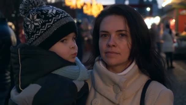 어머니와 어머니는 크리스마스 마켓걷기와 주위를 둘러보고 겨울홀리데이 이브닝 스트리트 파운드 — 비디오