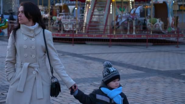 Madre Con Niño Mercado Navidad Caminando Mirando Alrededor Vacaciones Invierno — Vídeos de Stock