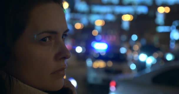 Mulher Séria Preocupada City Street Fundo Embaçado Flashing Police Luzes — Vídeo de Stock