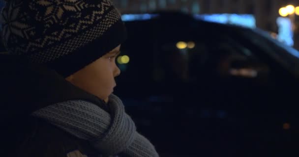 Niño Para Calle Observando Luces Intermitentes Policía Tráfico Ocupado Ciudad — Vídeos de Stock