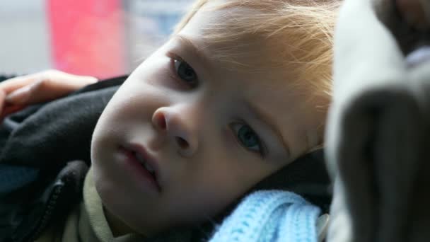 Cara Criança Cansada Perto Filho Deitado Nas Mãos Das Mães — Vídeo de Stock