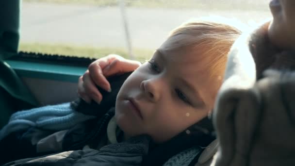 Närbild Trött Barnansikte Son Liggande Mödrar Händer Medan Reser Med — Stockvideo