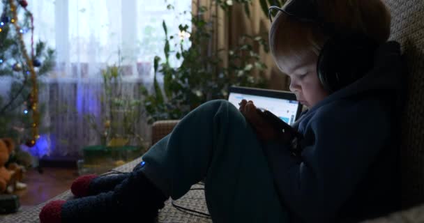 Liten Pojke Tittar Tecknad Film Media Smartphone Barnet Sitter Soffan — Stockvideo