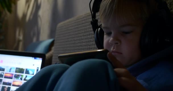 Närbild Child Face Liten Pojke Tittar Tecknad Film Media Play — Stockvideo