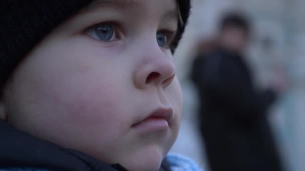 Close Cute Smutne Dziecko Oglądanie Twarzy Patrząc Choinkę Spowolnienie Ruchu — Wideo stockowe
