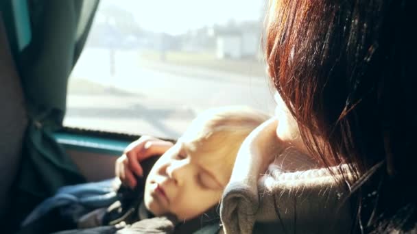 特写累坏了的儿童脸 儿子躺在母亲的手上乘公共汽车旅行 慢动作4K — 图库视频影像