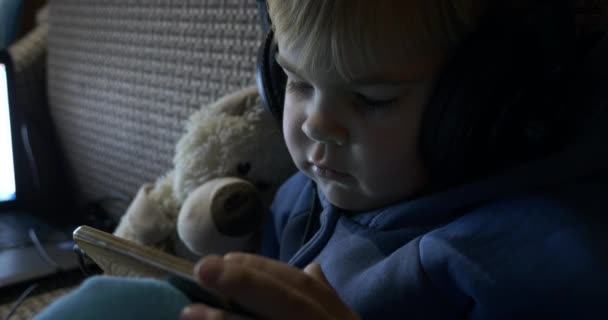 Primo Piano Faccia Bambino Piccolo Ragazzo Guardando Cartoni Animati Media — Video Stock