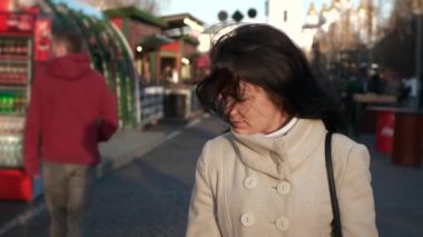 Noel Pazarı 'nda Yürüyen ve Etrafa Bakınan Çocuklu Anne. Kış tatilleri. Evening City Caddesi. 2x Yavaş çekim 60 fps 4K