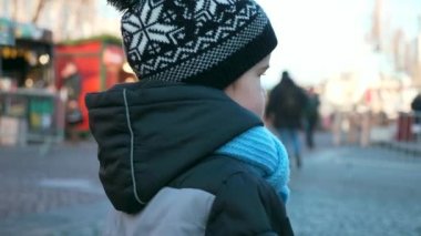 Üzgün Ciddi Çocuk Şehir Trafiğini Gözlemleme Dünyası 'nı İzliyor. Noel Pazarı Kış Tatilleri. 2x Yavaş çekim 60 fps 4K