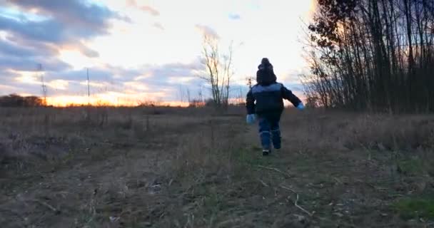 フィールド トレイルに沿って走る子供の追跡 冬の秋の夜 田園風景区 — ストック動画