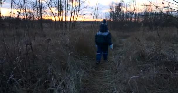 Verfolgungsjagd Auf Dem Feldweg Winter Herbst Abend Landschaft Landschaft Ländliche — Stockvideo