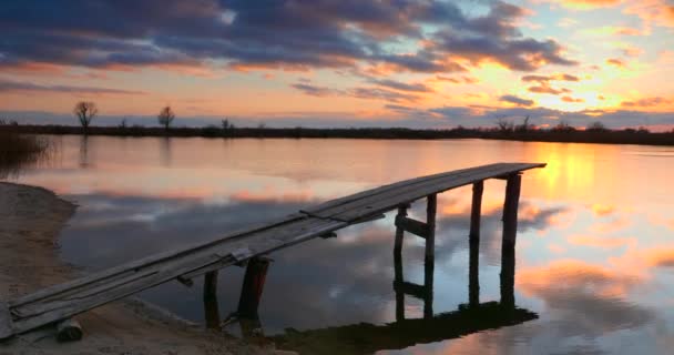 Nehir Kıyısındaki Ahşap Balıkçı Iskelesi Sudaki Manzaralı Gün Batımı Bulutu — Stok video