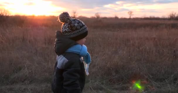 フィールド フットパス トレイルを歩く子供に続きます 冬の秋の夜の田園風景 — ストック動画