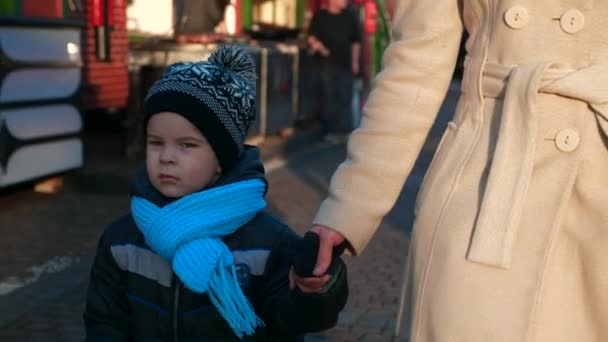 Mutter Mit Kind Auf Weihnachtsmarkt Beim Bummeln Und Stöbern Winterurlaub — Stockvideo