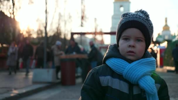 Elveszett Gyermek Sétál Egyedül Karácsonyi Piacon Körülnéz Téli Ünnepek Estét — Stock videók
