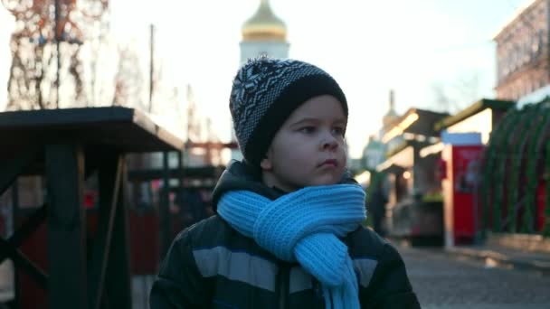 Lost Child Walking Alone Christmas Market Looking Winter Holidays Evening — Stock Video