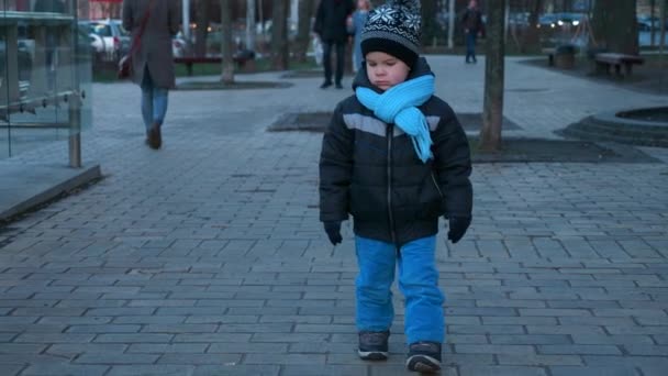 Zagubione Dziecko Spacerujące Samotnie Jarmarku Rozglądające Się Zimowe Wakacje Wieczorne — Wideo stockowe