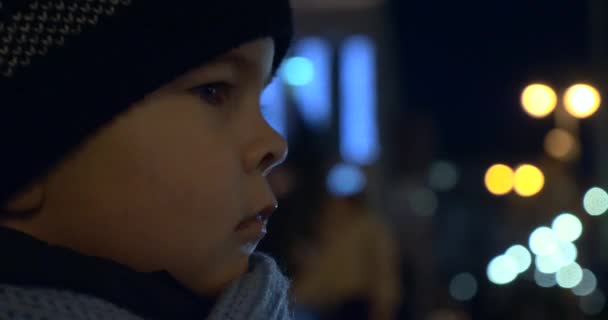 Niño Para Calle Observando Luces Intermitentes Policía Tráfico Ocupado Ciudad — Vídeo de stock