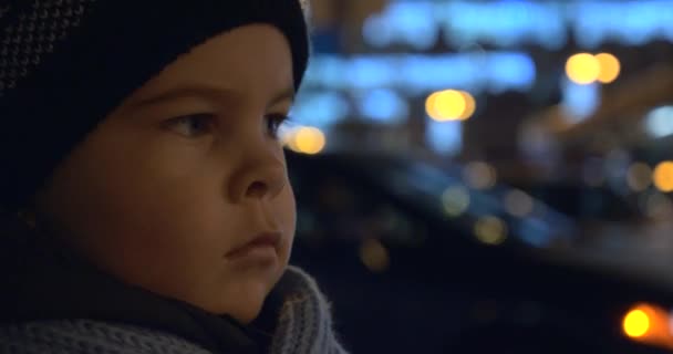 Dziecko Stoi Ulicy Ogląda Police Flashing Lights Busy City Traffic — Wideo stockowe