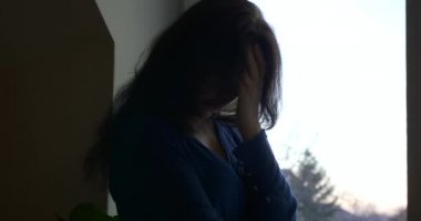 Stres Altındaki Kadın Pencerenin Yanındayken Sakinleşir Rahatlar. Üzücü Duygular