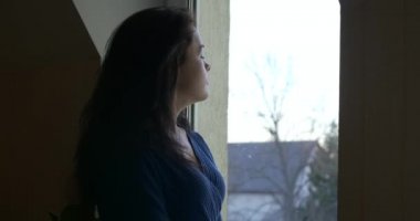 Stres Altındaki Kadın Pencerenin Yanındayken Sakinleşir Rahatlar. Üzücü Duygular