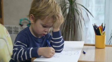 Küçük Çocuk Keçeli kalemle çizim yapmayı öğreniyor. Evde Çocuk Eğitimi. Yaratıcı Anaokulu Çalışması. 2x Yavaş çekim 60 fps 4K