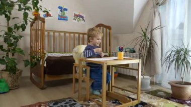 Küçük Çocuk Keçeli kalemle çizim yapmayı öğreniyor. Evde Çocuk Eğitimi. Yaratıcı Anaokulu Çalışması. 2x Yavaş çekim 60 fps 4K