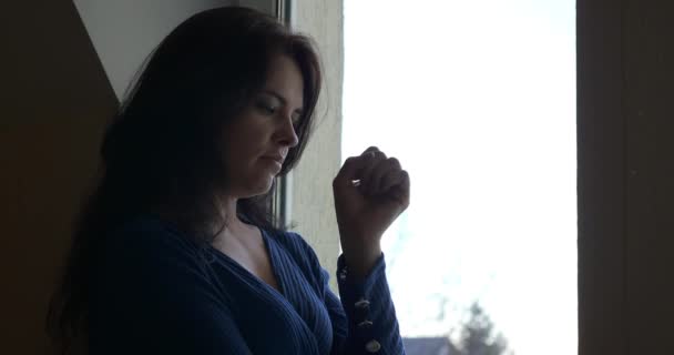 Smutná Přemýšlivá Žena Stojí Čeká Dívám Okna Dvorku — Stock video