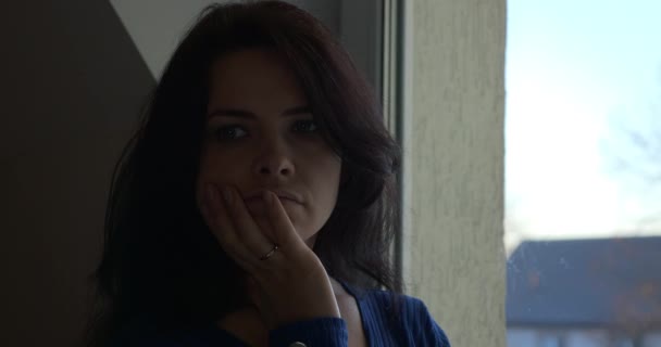 Üzgün Düşünceli Kadın Evdeki Cam Pencere Kapısı Nın Yanında Düşünüyor — Stok video
