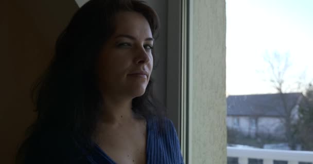 Smutná Přemýšlivá Žena Stojí Skleněných Dveří Balkón Doma Looking Away — Stock video