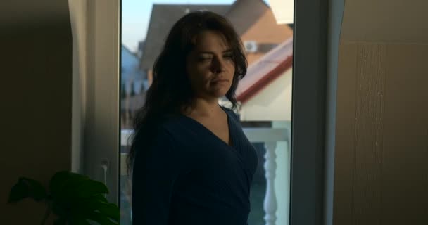 Üzgün Düşünceli Kadın Evdeki Cam Pencere Kapısı Nın Yanında Düşünüyor — Stok video