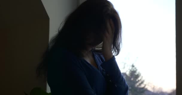 Gestresste Frau Denkt Beruhigend Nach Stress Fenster Traurige Emotionen — Stockvideo