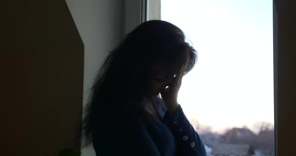 Zoufalá Žena Myslí Uklidňuje Relaxovat Stresu Stojící Okna Smutné Emoce — Stock video