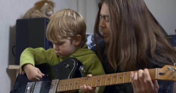 Jovem Músico Rocker Homem Ensina Criança Tocando Guitarra Elétrica Lição — Vídeo de Stock