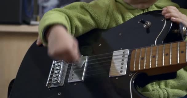 Young Rocker Musician Man Teaches Child Playing Electric Guitar 아버지 — 비디오